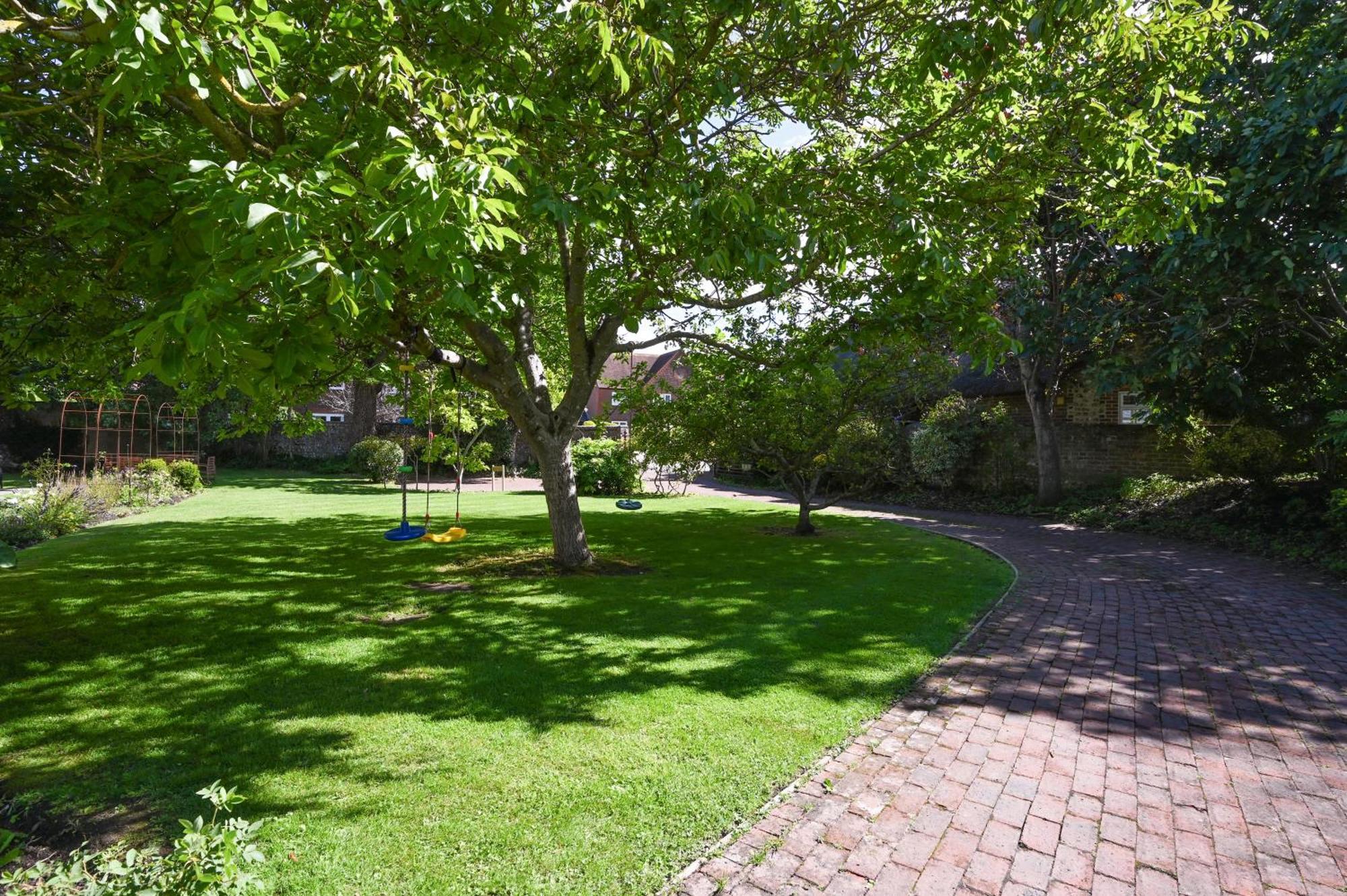 Walnut Tree House Villa Rustington Dış mekan fotoğraf